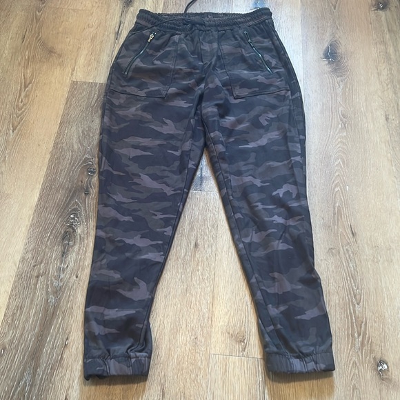 Athleta Pants - Athleta Farallon Jogger Pant Women's Size 4 Zip Ankle & Pocket Camo Camouflage